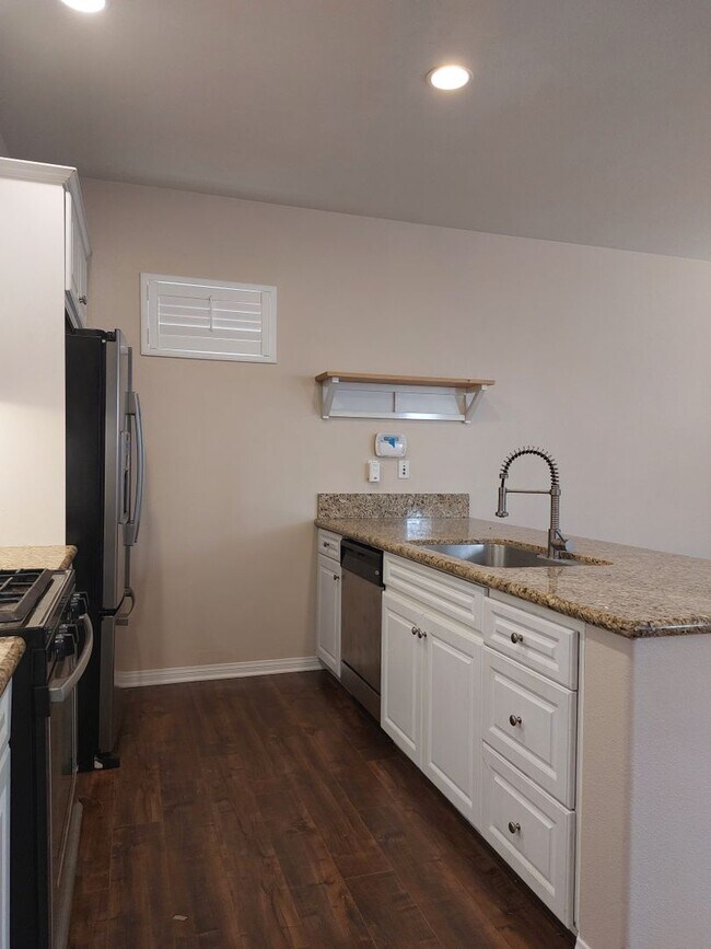 Building Photo - Beautiful townhouse in Ontario-CALL FOR OUR MOVE-IN SPEACIAL