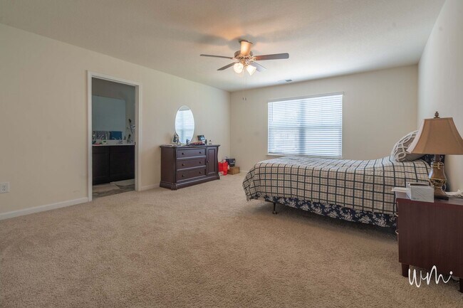 Building Photo - 3 bed and 2.5 bath house with 2 car garage near ETSU - move in ready