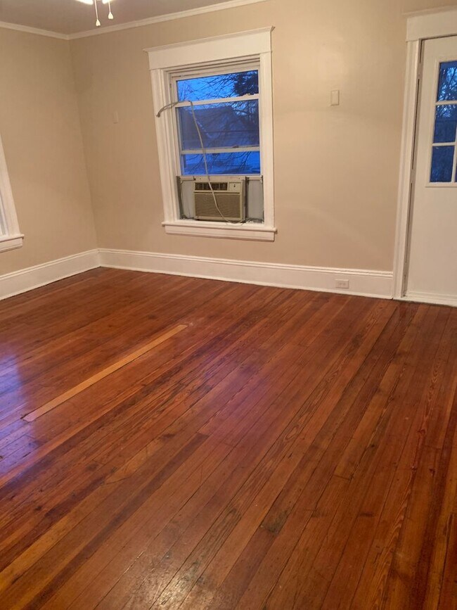 Building Photo - 168 Downs St