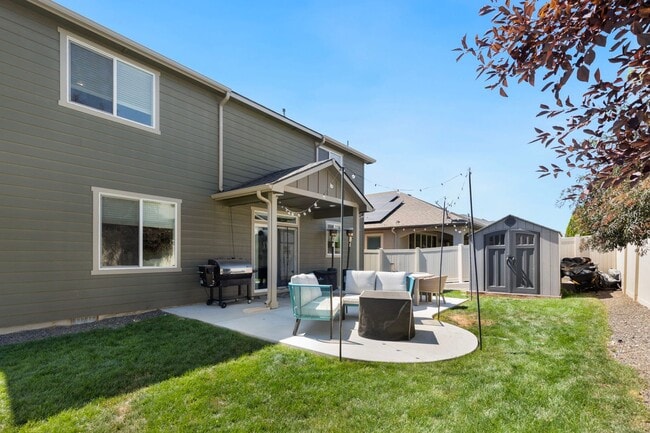 Building Photo - Stunning 5-Bedroom Family Home on a Corner...