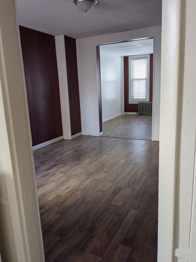 Building Photo - Recently renovated 4/5 Bedroom house in West York School District