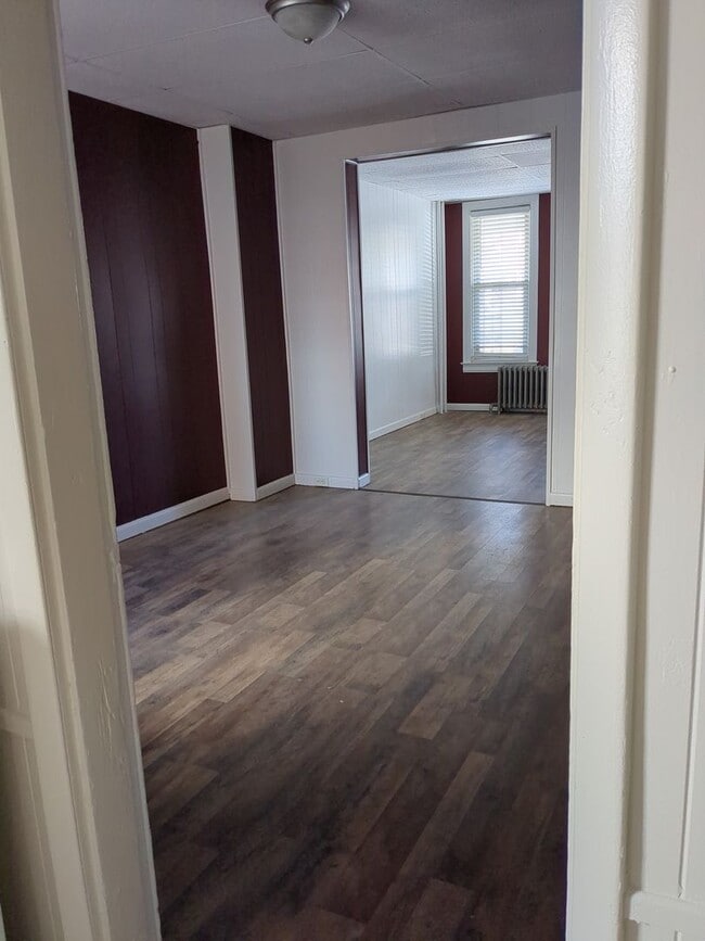 Building Photo - Recently renovated 4/5 Bedroom house