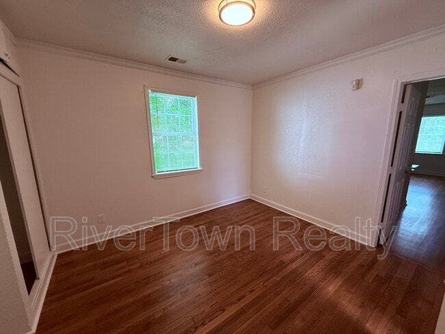 Building Photo - 2677 Larose Ave