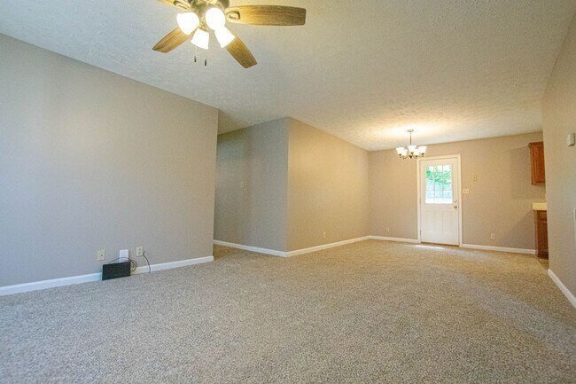 Building Photo - Three Bedroom on Tree Line Lot!