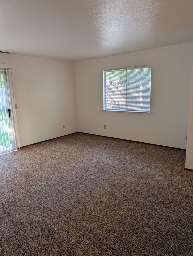 Building Photo - Great Townhouse in Anderson