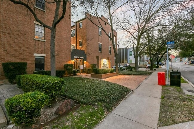 Building Photo - 203 E 31st St