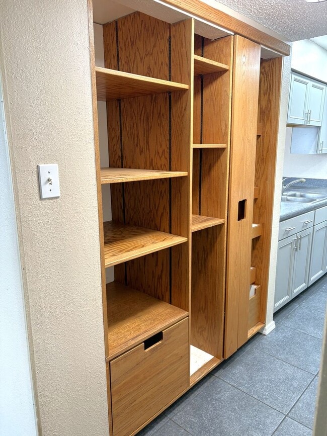 Building Photo - Beautiful 5 Bedroom NE Heights Home With Big Backyard!