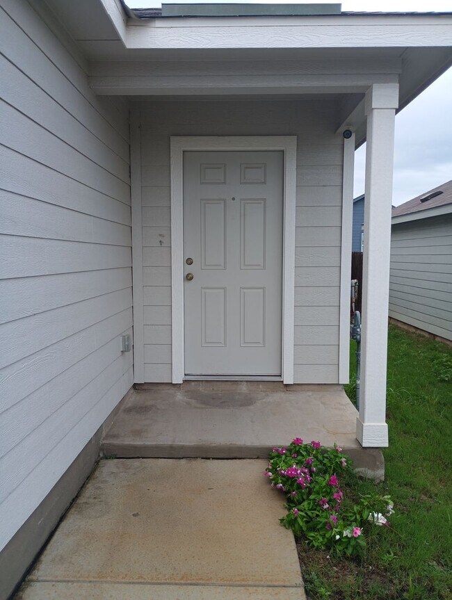 Building Photo - SUMMER SPECIAL! 4BR Home in Silos Community – Only $1,495/month