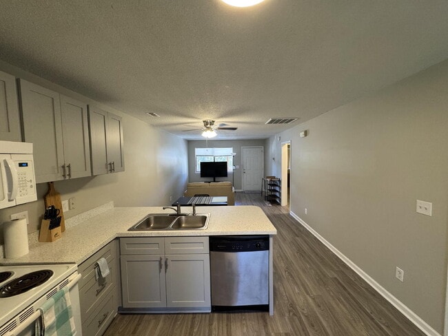 Building Photo - Great Rental Opportunity In The Heart Of Wilmington