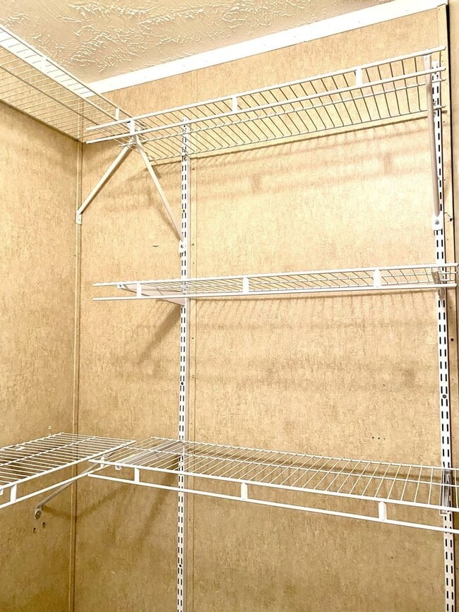 Building Photo - Quiet home in the country