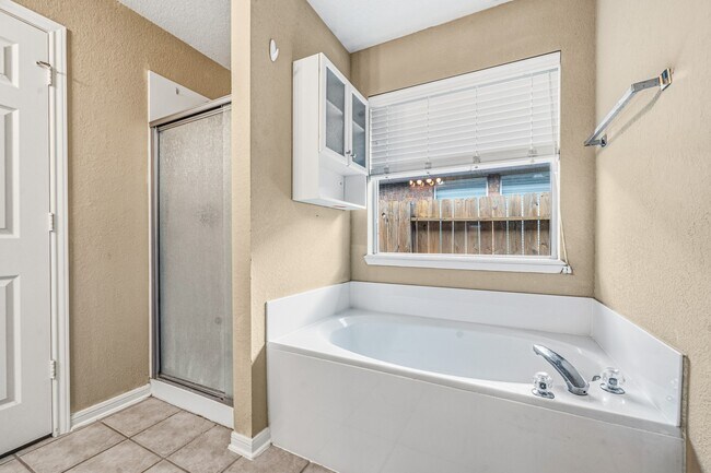 Building Photo - 17935 Rose Hill Park Ln