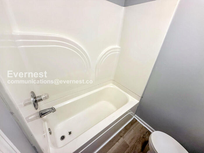 Building Photo - 1406 17th Ave S