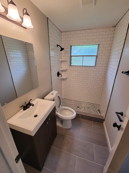 Building Photo - 8321 Bunche Dr
