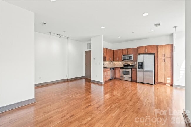 Building Photo - 2200 Lyndhurst Ave