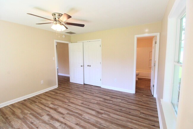 Building Photo - Stunning Home with Breathtaking Blue Ridge Mountain Views!   3 Bedrooms | 2 Baths