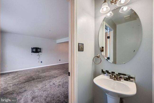 Building Photo - 9863 Greenbriar Way