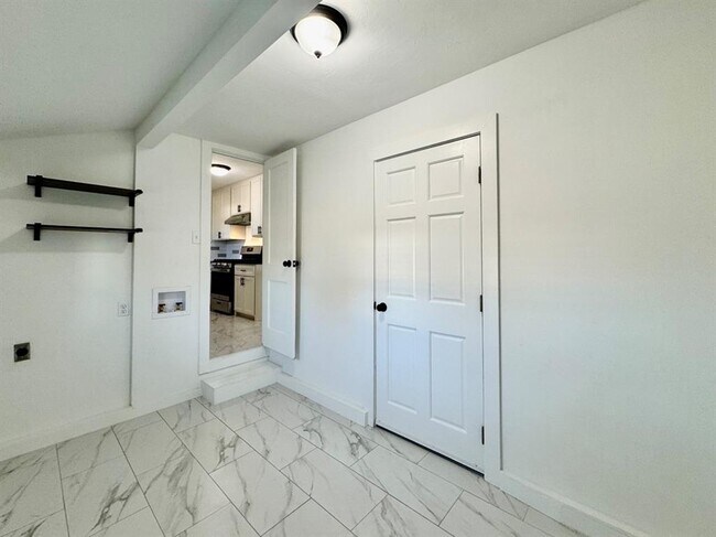 Building Photo - 809 Proctor Pl