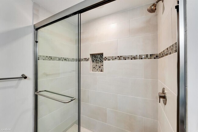 Building Photo - 3 br, 4.5 bath Townhome - 1045 Harbor Vill...