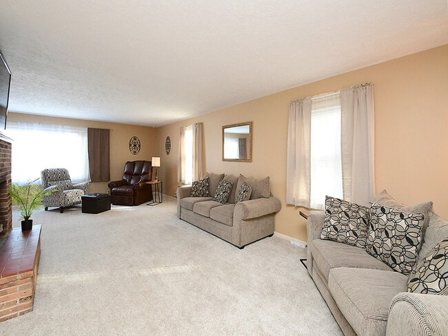 Building Photo - 705 E 9th St