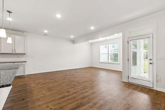 Building Photo - Beautifully Appointed Townhome in Prime Ho...
