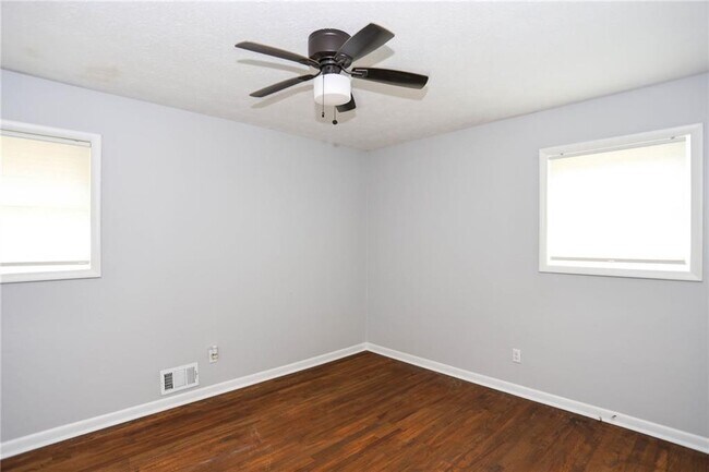 Building Photo - 667 Tara Cir SE