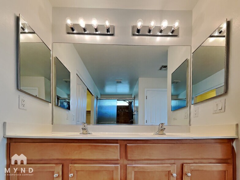 Building Photo - 9977 E Emberwood Dr
