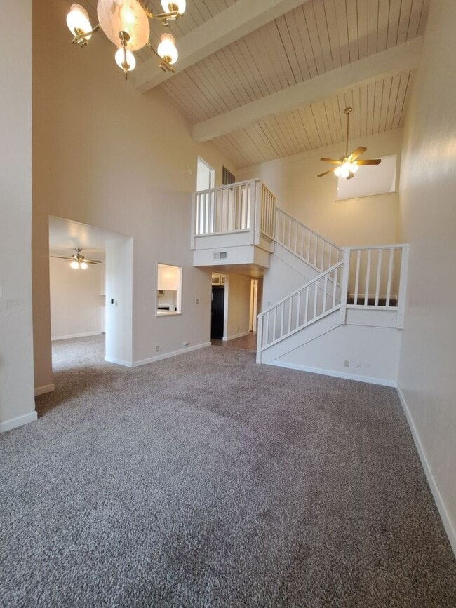 Building Photo - Beautiful 2 Bedroom Condominium Near Fashi...