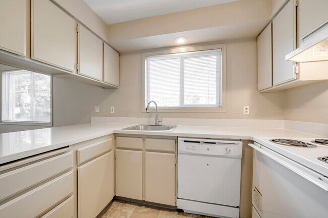 Building Photo - Charming 1-Bedroom in Portland’s Sullivan’s Gulch – MF 29 – NE 21st Ave