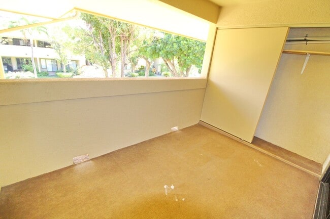 Building Photo - Cat-Friendly Upgraded Unit Located A Half ...