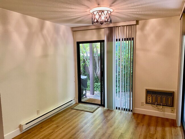 Building Photo - Private, Comfortable Downstairs Condo