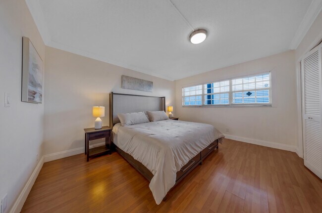 Building Photo - 575 Oaks Ln