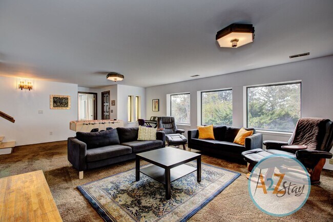 Building Photo - Executive Rental in North End Foothills