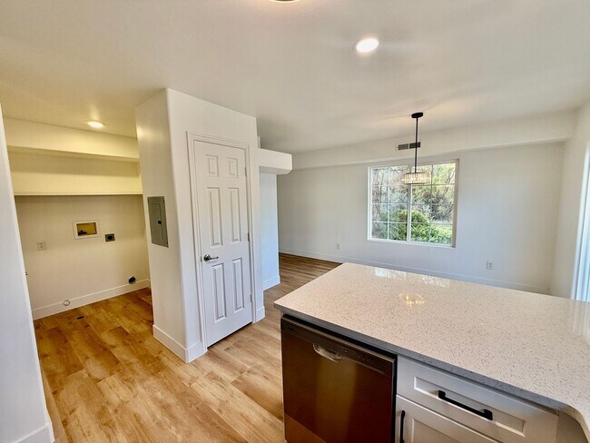 Building Photo - Remodeled 3-BR Lexington Townhome - End Unit