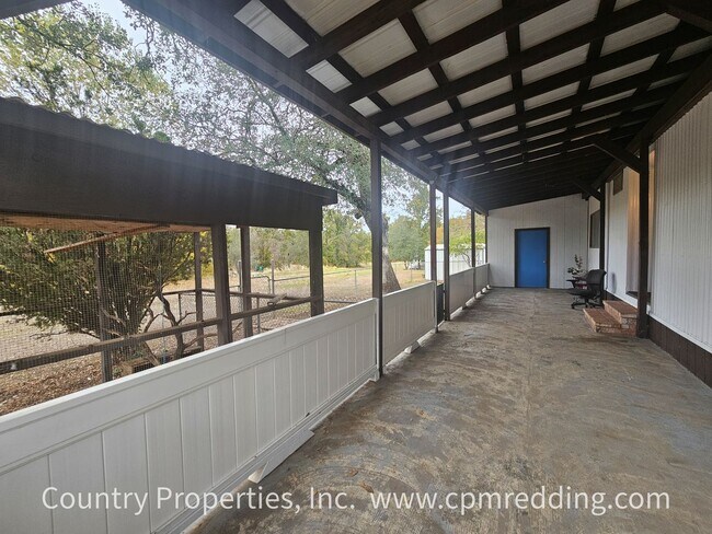 Building Photo - Spacious 3/2 Country Living Close to Town!