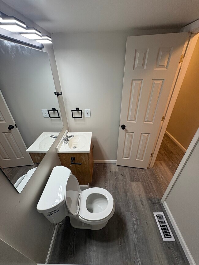 Building Photo - 813 S Grosvenor Ct