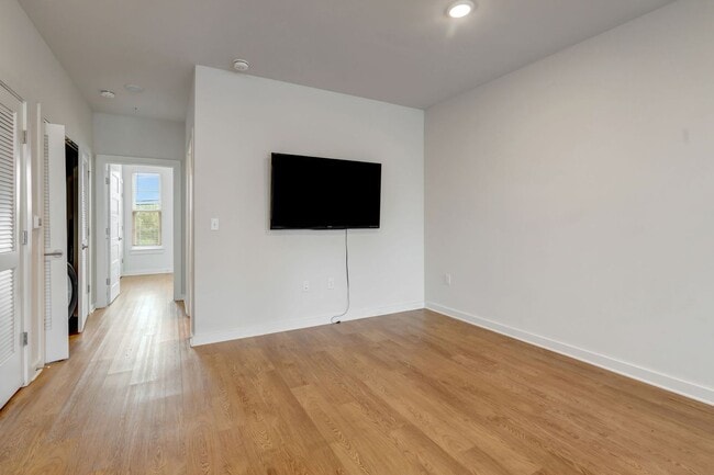 Building Photo - **Move-In Special - $500 off first month's rent**