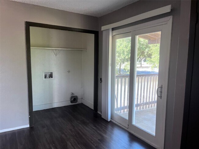 Building Photo - 4910 Pepper Ln