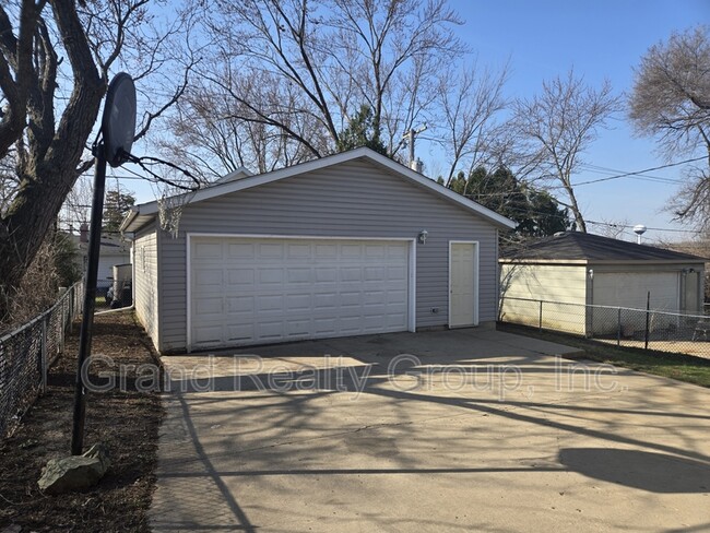 Building Photo - 307 N Rosedale Ct