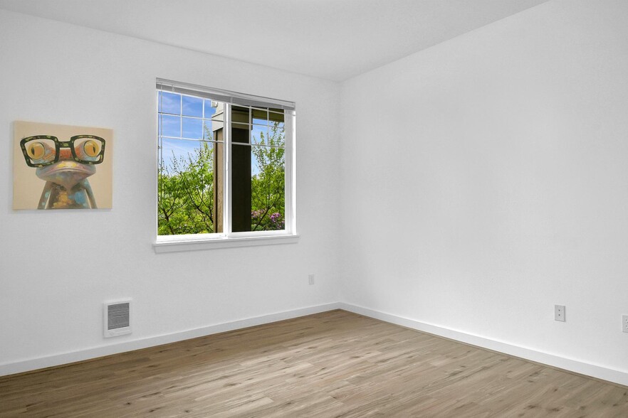Building Photo - 3500 E Lake Sammamish Pky SE