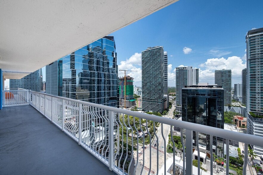 Building Photo - 1200 Brickell Bay Dr
