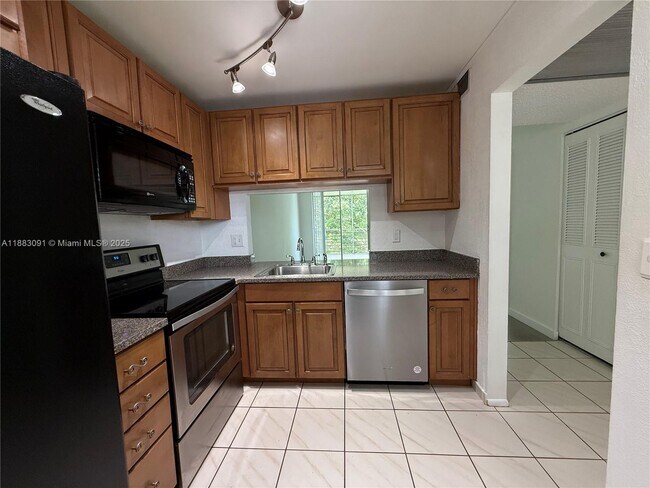 Building Photo - 9235 Lagoon Pl