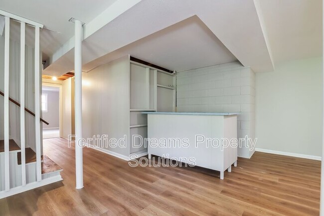Building Photo - 1101 Surry Dr
