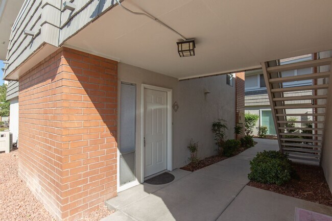 Building Photo - 1 bedroom unity in luxury guard gated community near the Strip