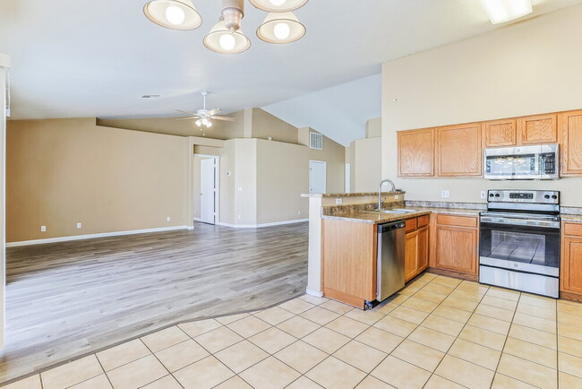 Building Photo - 527 N Bailey Cir