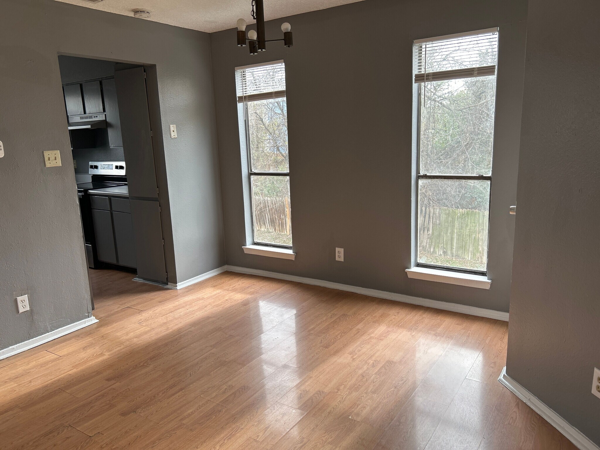Building Photo - Room in Apartment on West Loop