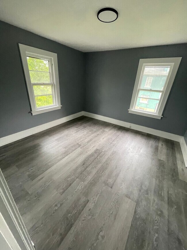 Building Photo - Section 8 Accepted! 3br 2-Story House