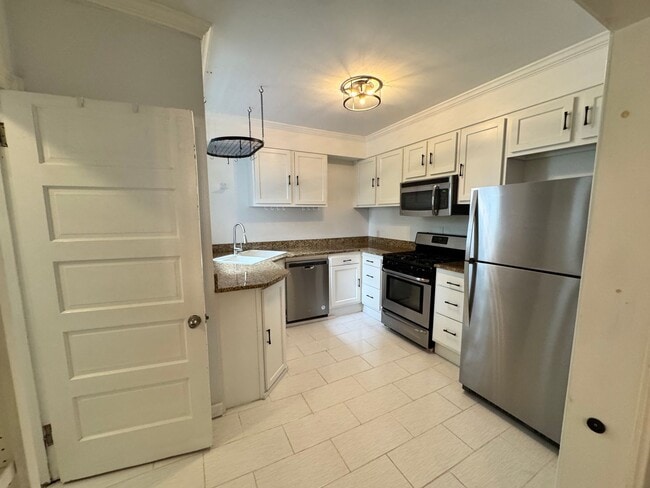 Building Photo - 305 Hurley Ave