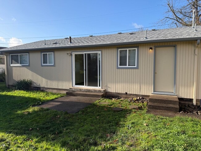 Building Photo - Nice single level 2 bedroom 1 bath house in Springfield!