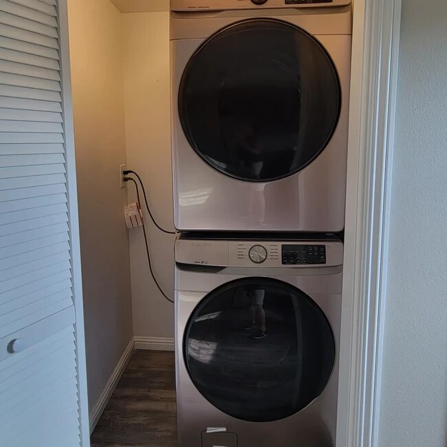 Building Photo - 2220 Norwalk Ave