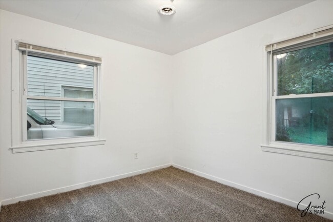Building Photo - $1250 - 3 bedroom Eastpointe